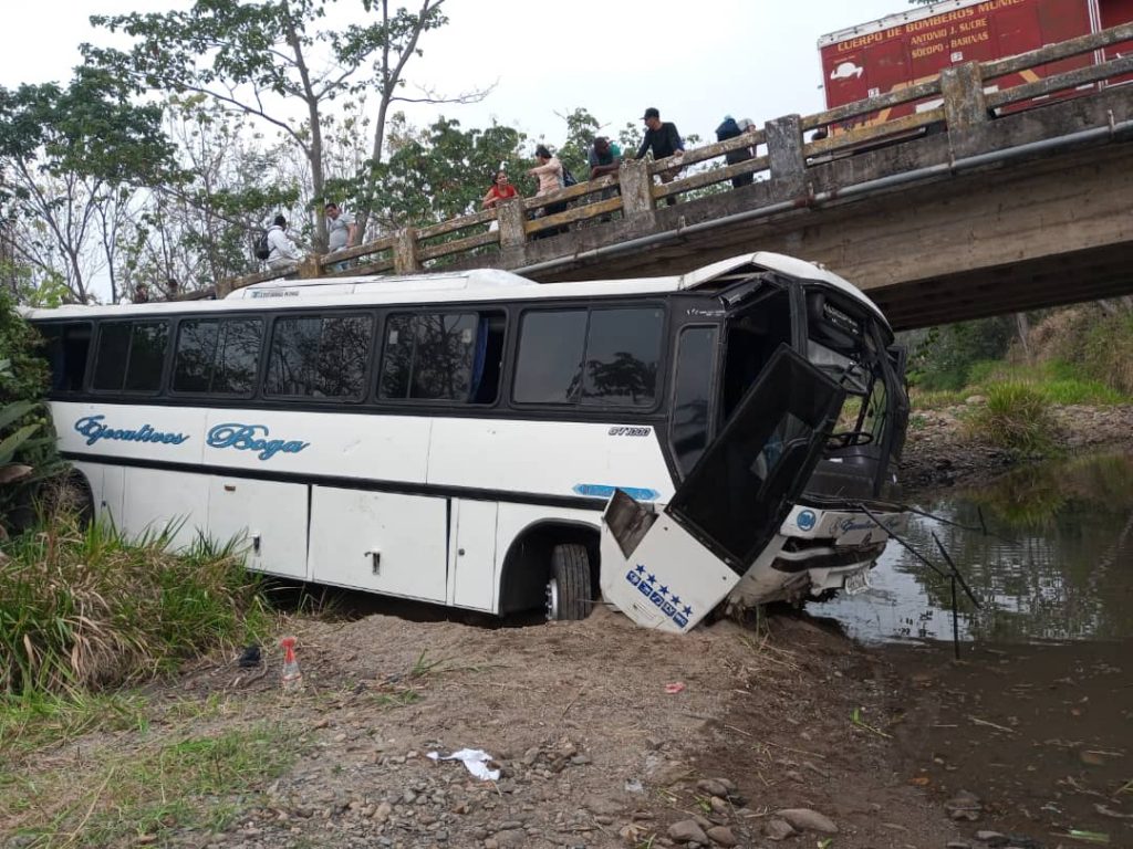 El Autobús cayó al Caño La Blanquita 